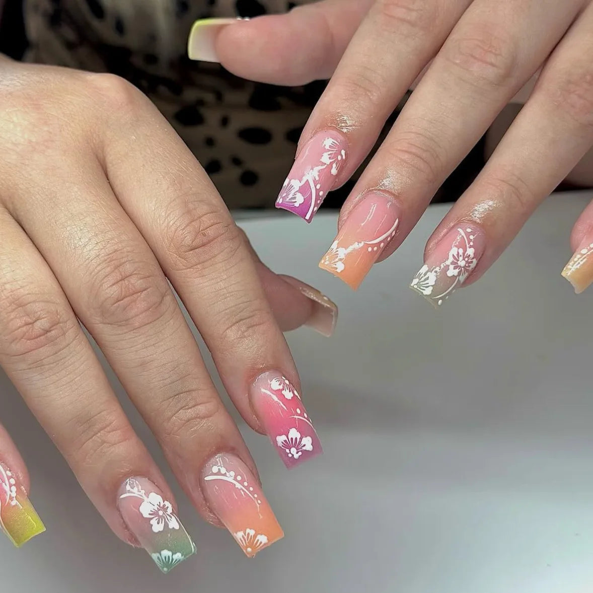 24Pcs Fairy White Flower Fake Nails Pink French Tip Press on Nails Short Square Wearable False Nail for Women Girls DIY Manicure